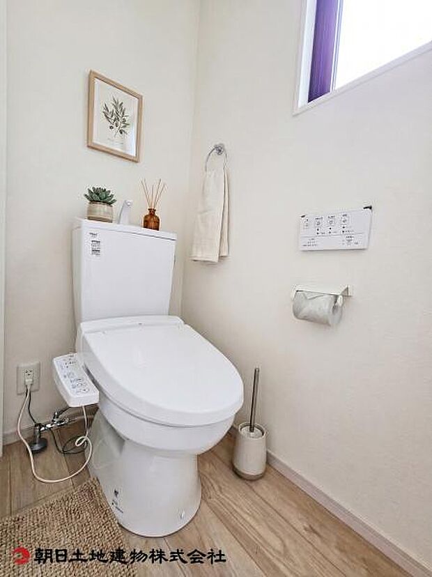 【トイレ】シャワートイレ付きのトイレです。快適性に配慮した設備で、毎日の使用を気持ちよくサポートします。(小物などはCGです)