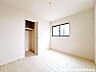 室内：【居室】明るさを確保した居室です。日差しが届きやすく、毎日の生活を快適に過ごせる居心地の良い空間です。