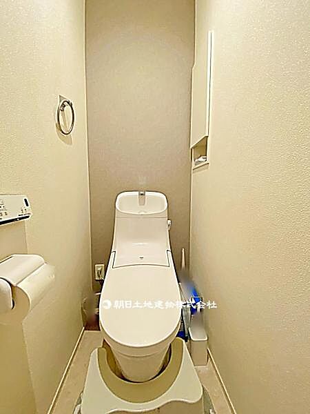 【トイレ】清潔感のあるトイレ空間です。シンプルな仕様でお手入れもしやすく、日常使いに安心して使える設備です。
