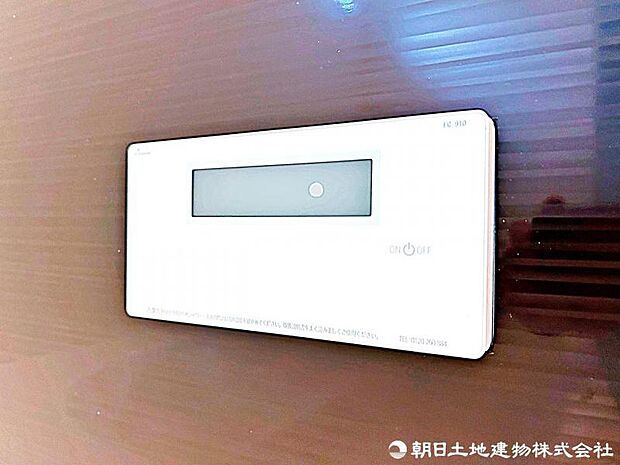 追い炊きパネル付きで、お湯の温度や量を簡単に調整可能です。家族が快適に入浴できる便利な設備です。