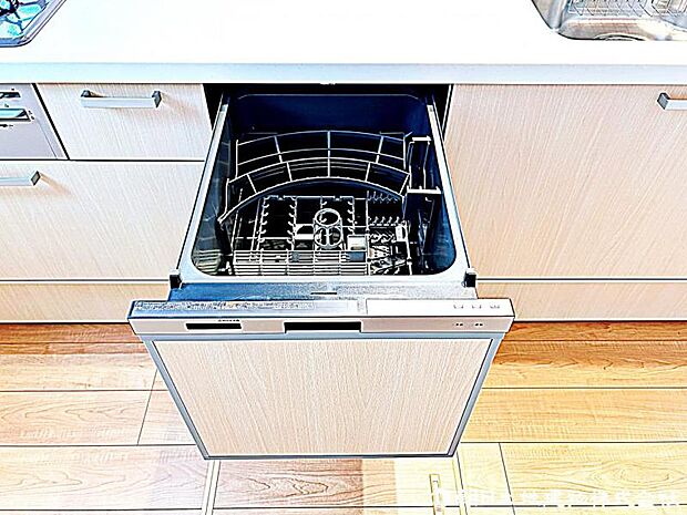 食洗器が備わったキッチンです。家事の効率が上がり、時間を有効に使えるため、快適で便利な生活をサポートします。