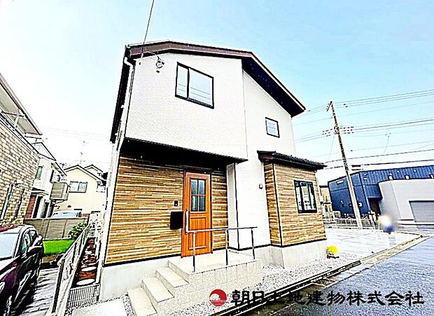 【外観】落ち着いた色合いが印象的な外観です。周囲の街並みに自然と調和し、長く住んでも飽きのこない佇まいが魅力の住まいです。