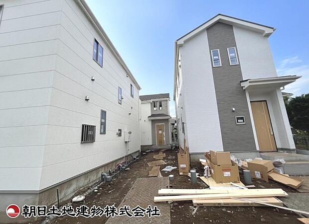 現在建築中の現場で工事進行中です。現地写真（2026年9月3日撮影）をご覧ください。 