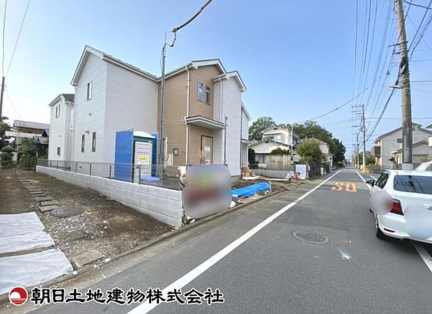 前面道路が広く、車の通行や駐車がしやすい立地です。開放感があり、快適に生活できる住まいです。