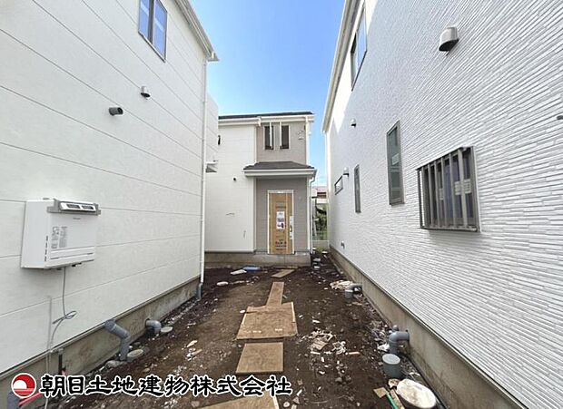 現在建築中の現場で工事進行中です。現地写真(2026年9月3日撮影)をご覧ください。
