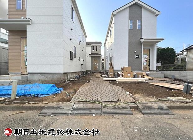 【駐車場】駐車場1台分付きです。家族の車や来客用にも対応でき、生活に便利な動線を確保した快適な住まいです。
