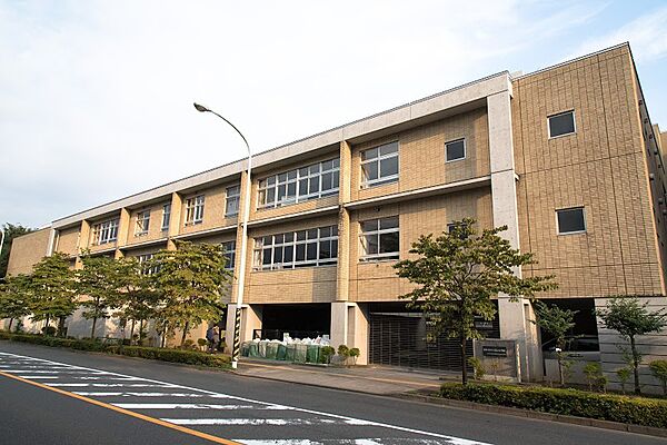 小平市立小平第四小学校まで徒歩15分1145ｍ！無理のない通学距離で、生活とのバランスが良好な立地です。