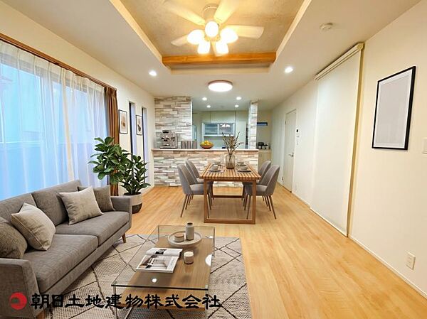 【リビング】居住中のため、家具はAI加工にて削除し、新たにCG加工にて家具等を追加しております。