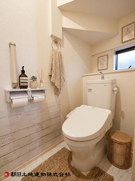 【トイレ】居住中のため、空間はAI加工にて削除し、新たにCG加工にて小物等を追加しております。