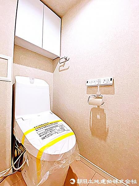 【トイレ】清潔感のあるトイレ空間です。シンプルな仕様でお手入れもしやすく、日常使いに安心して使える設備です。