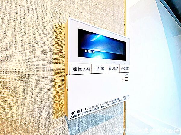 給湯器パネルが設置されています。お湯の温度や設定が簡単に操作でき、毎日の入浴や家事が快適に行える設備です。