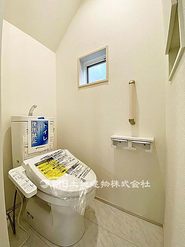 トイレには快適な温水洗浄便座付。いつも使うトイレだからこそ、こだわりたいポイントですね。