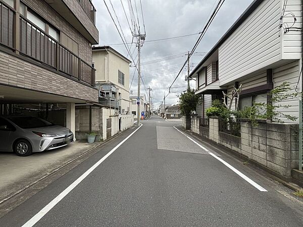 前面道路は約6ｍ交通量少なめなので見通しが良いです◎