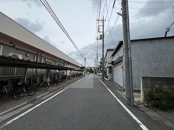 最寄り駅までバスで約6分！と駅から少し離れているため比較的、静かな環境です。