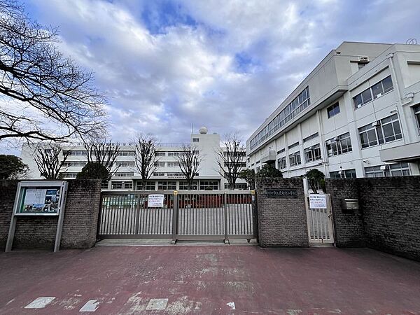 東領家小学校まで350ｍ　徒歩約5分教育目標「じょうぶな子・思いやりのある子・考える子・やりぬく子」　目指す学校像「みんながのびる学校　～よさを認め、学び合い、高め合う学校～」