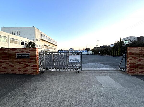 元郷中学校まで450ｍ　徒歩約6分　教育目標「共に学び、共に伸びる生徒・思いやりのある生徒・健康でたくましい生徒」　校訓「責任・健康・感謝・協力・勉学・真剣」