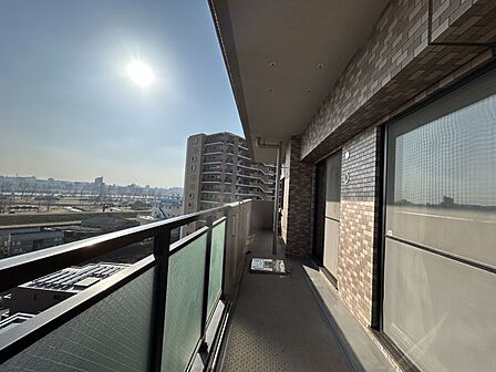 陽当り良好な広々バルコニー!3部屋から出ることが可能です♪