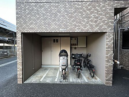 台1台ゆったり停められるバイク置場もあります♪
