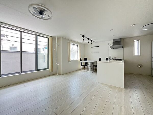 大きめのダイニングテーブルやソファも設置可能！明るい室内で、ご家族での団欒を楽しめます♪
