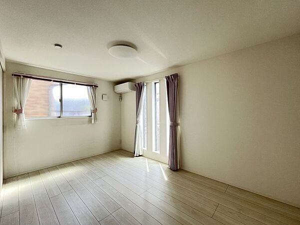 独立したお部屋がある事で家族間のプライベートも守られます。フローリングはお掃除もラクチンです◎