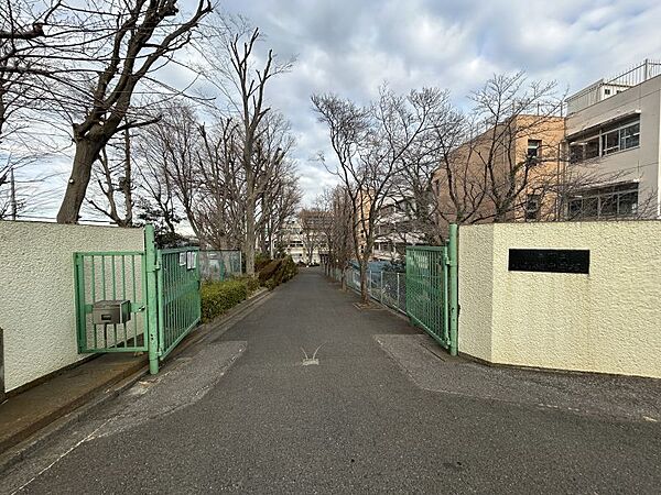 小谷場中学校まで　750m　徒歩約10分●教育目標「自主・協働・創造」　校訓「力の限り」　