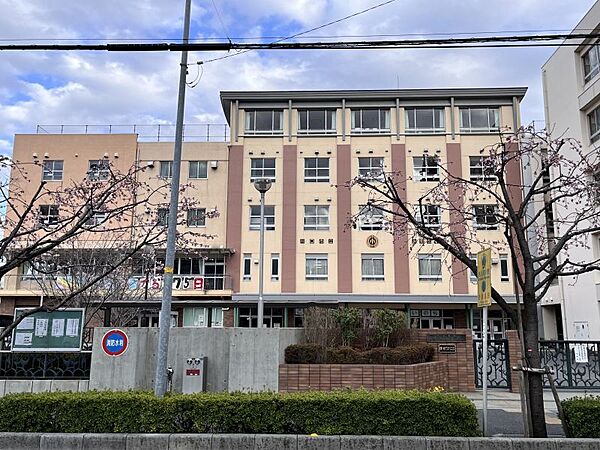 本町小学校まで130m　徒歩約2分
