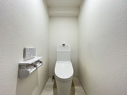 トイレには快適な温水洗浄便座付き。