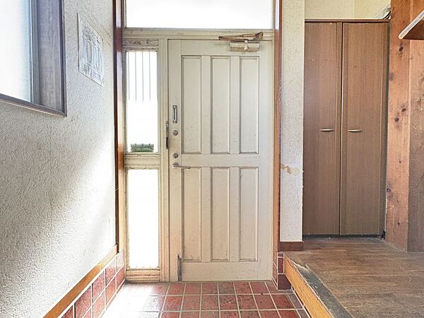 明るい日が差し込む開放的な玄関。