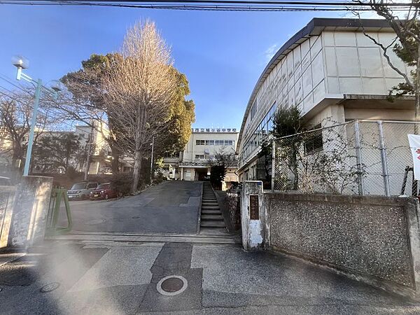 鳩ヶ谷中学校　徒歩約5分　約350ｍ