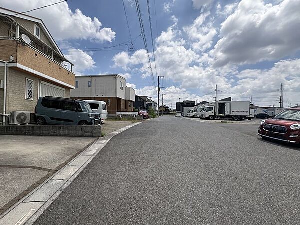 すれ違いも楽な前面道路です