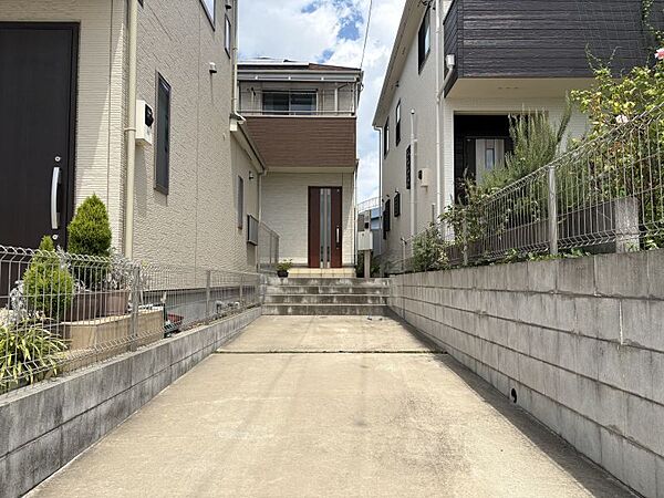 縦列2台駐車可能です。来客時や、お子様が大きくなったときも安心。