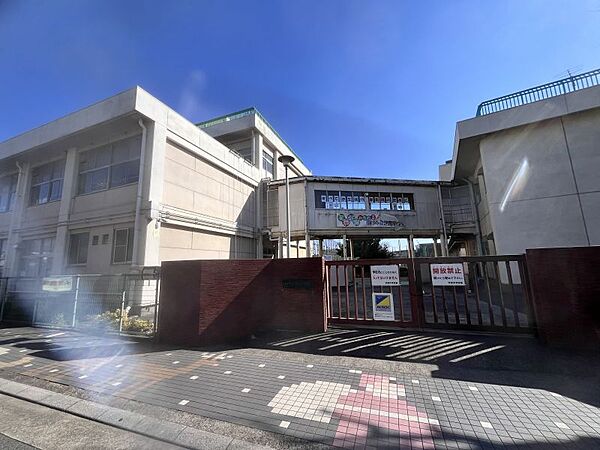 芝西中学校まで約1100ｍ　徒歩約14分教育目標「豊かな心をもち　たくましく生きる生徒」　校訓「親和・責任・努力」