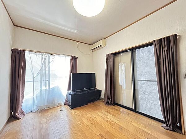 1階の洋室です！大きな窓の2面採光です！