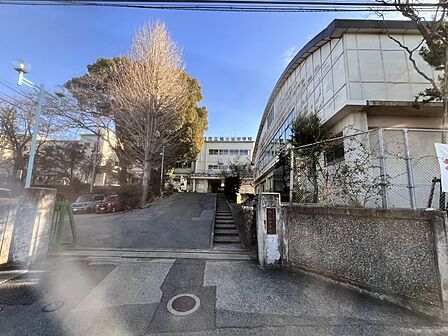 鳩ケ谷中学校まで徒歩約9分 約650m●教育目標「志高く! 主体的に学ぶ生徒の育成(知)・心豊かな生徒の育成(徳)・心身が健康な生徒の育成(体)」 校訓「責任・自律・親和」