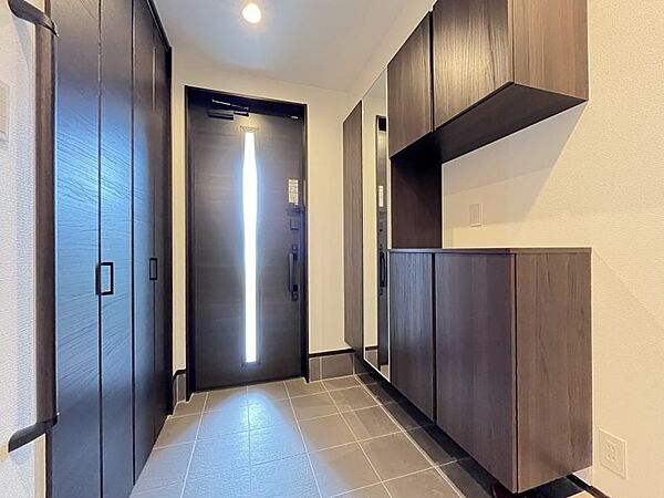 ガラス付き玄関ドアの為、自然の光が入り明るい玄関！鏡もありお出かけ前の身だしなみチェックに便利です！