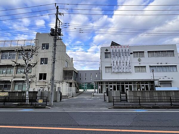 十二月田中学校まで　1200m　徒歩約15分●教育目標「心豊かにたくましく生きる生徒　～輝く笑顔　光る汗～」　校訓「自主・勤勉・責任」