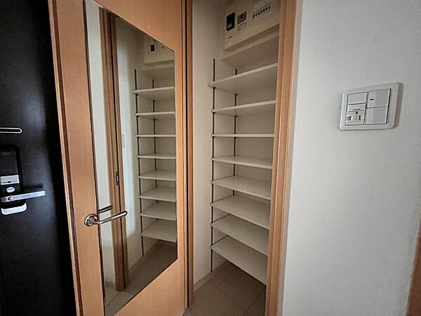 靴や、傘などの小物がしまえるシューズクロークがあります！