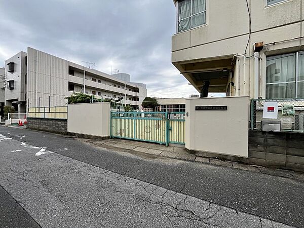 大谷場保育園　82ｍ　徒歩約1分　近くには公園が複数あり、桜やハナミズキ、アジサイ、どんぐりなど季節の花を楽しむことができます。