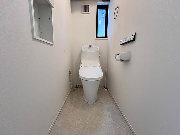 【トイレ】リモコン付き温水洗浄便座です。可動棚がありトイレットペーパーやサニタリー収納にお使いいただけます◎