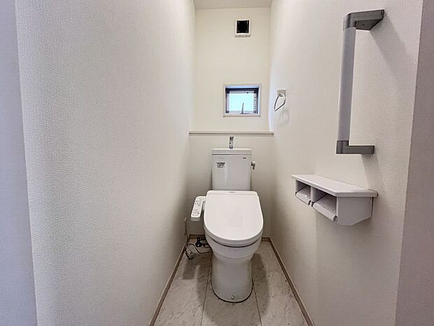 【2階トイレ】温水洗浄便座付き♪手すりつきでご高齢の方も安心してご利用いただけます◎