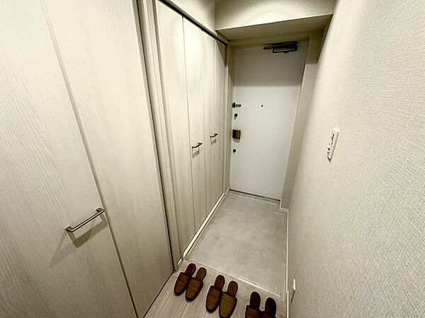 白で統一されたお洒落な玄関