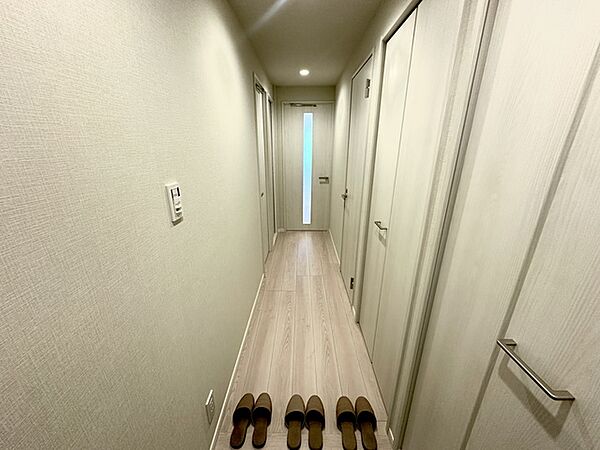 壁には豊富な収納スペース