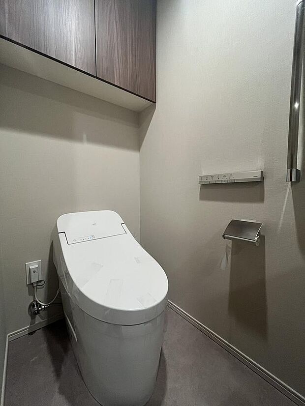 白を基調とした清潔感のあるシンプルで使いやすい高性能トイレです。 