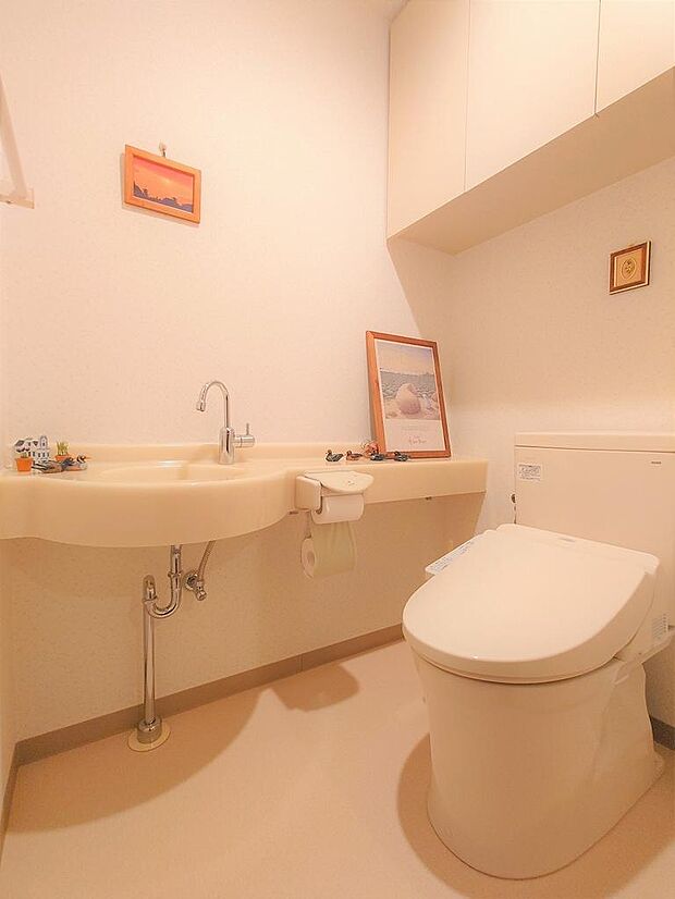 洗面所とお手洗いは各階に有り2世帯住宅の様にも使いいただく事も可能です。