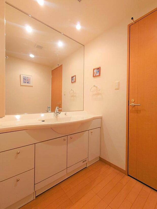 洗面所とお手洗いは各階に有り2世帯住宅の様にも使いいただく事も可能です。