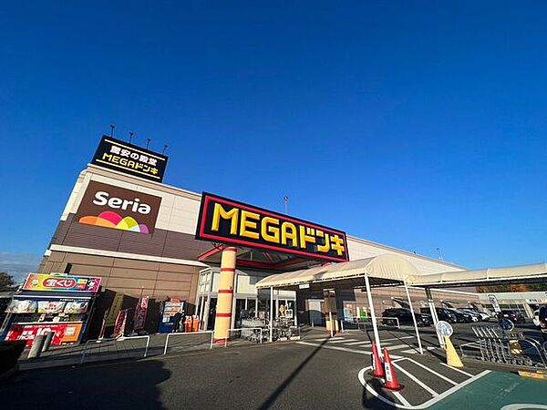 MEGAドン・キホーテUNY香久山店ワクワク・ドキドキしながら買い物を楽しむ「非日常的エンターテインメント型店舗」ドン・キホーテ 370m