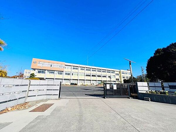 日進市立南小学校校訓「明るく　正しく　たくましく」を基調として、徳・知・体の調和のとれた、人間性豊かな児童の育成を目指す。 1170m