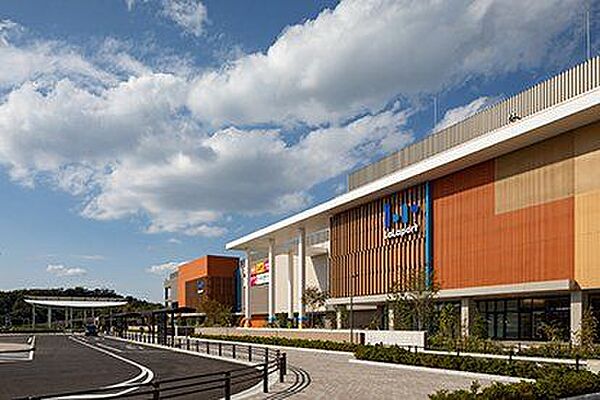 ららぽーと愛知東郷「三井ショッピングパークららぽーと愛知東郷」は、、愛知県初出店36店を含む全201店の愛知県中部エリア最大級の大型商業施設です。 2760m