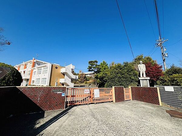 日進市立東小学校校訓の「明るい心・強いからだ」を基盤に、知・徳・体の調和のとれた人間性豊かな児童の育成を目指す。 2140m