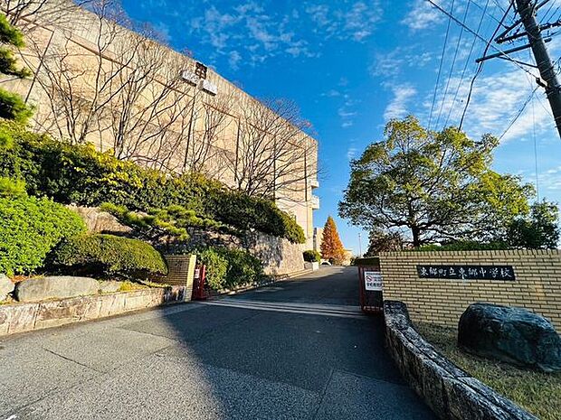東郷町立東郷中学校修学旅行や野外学習など様々な行事を行っており、職場体験学習など、学活や総合の時間を使って「働くこと」についてより深く学習していく機会を設けています。 2200m